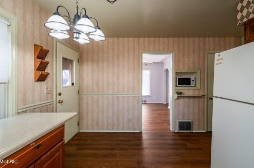 1423 Parkhurst Ave, Grand Rapids MI 49504-2646 exterior