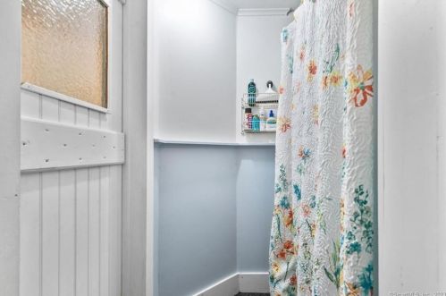 22 Homewood Ave, North Haven CT 06473-2919 exterior