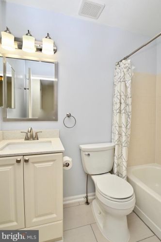 5648 Ridge View Dr, Alexandria VA  22310-1467 exterior