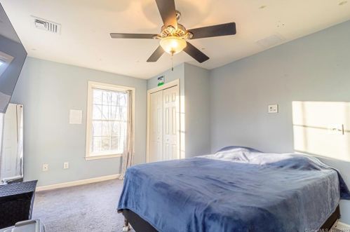 6 Cranberry Dr, Uncasville CT 06382-2006 exterior