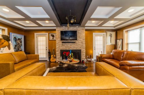 7350 Bennett Ave, Chicago IL 60649-4621 exterior