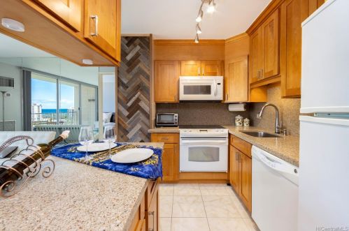 1925 Kalakaua Ave, Honolulu HI  96815-1827 exterior