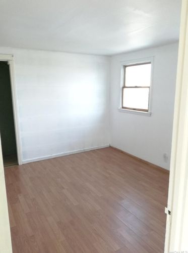 37 Fremont Rd, Valley Stream NY 11581-2106 exterior