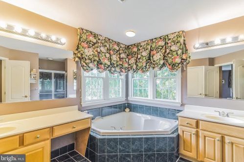 13606 Mt Prospect Dr, Rockville MD 20850-3510 exterior