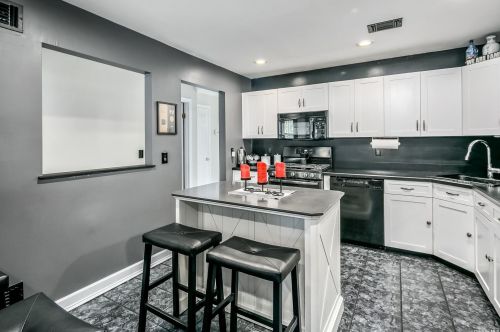 156 Alicia Dr, Babylon NY 11703-4035 exterior