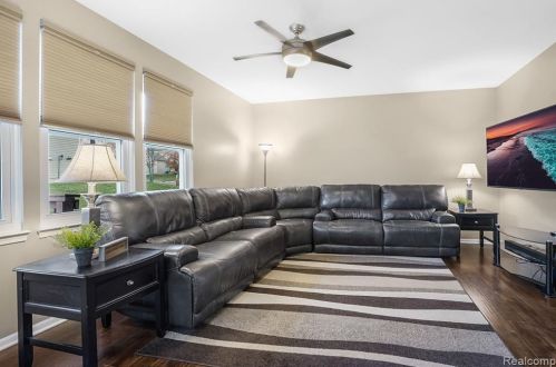 823 Cyn Crk Dr, Holly MI 48442-1560 exterior