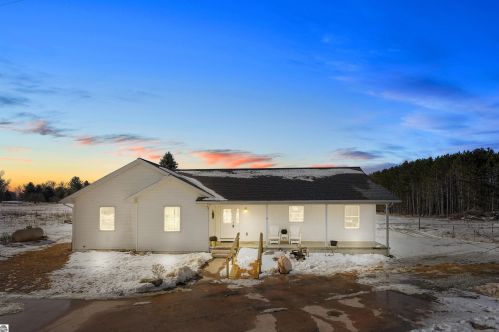 23065 60th Ave, Marion, MI 49665-8198