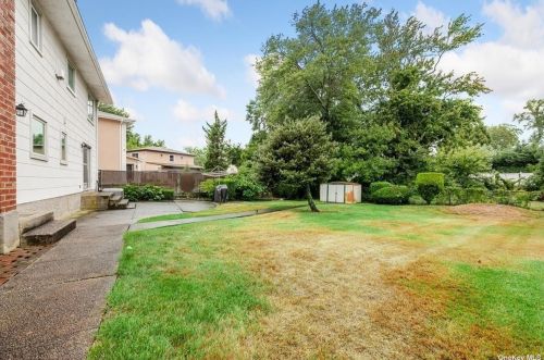 13 Dawson Dr, Valley Stream NY 11581-2939 exterior