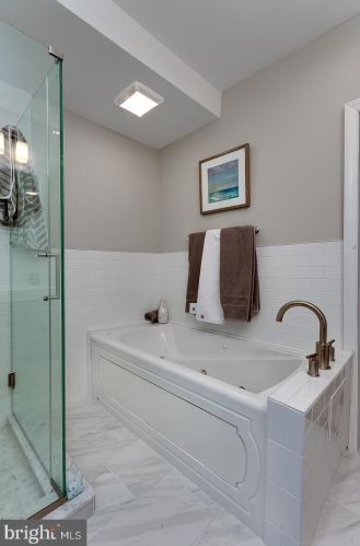 2407 Carpenter St, Philadelphia PA 19146-2342 exterior