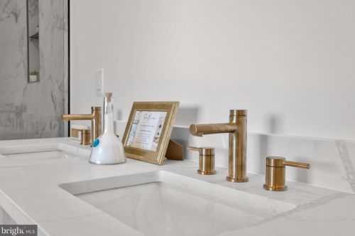 662 13 St, Philadelphia PA 19123-0024 exterior