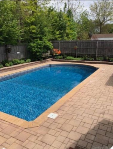 31 Leyden St, Huntington Station NY 11746-1825 exterior