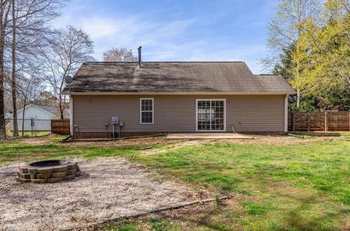 325 Hawthorne Ct, Randleman NC  27317-8223 exterior