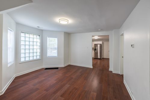 8542 Oglesby Ave, Chicago IL 60617-5251 exterior