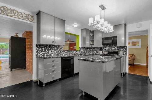 8051 14 Ave, Phoenix AZ 85023-2585 exterior