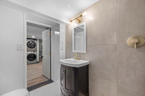 109 Rhodes Ave, Pittsburgh PA  15220-2615 exterior