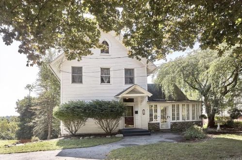 16 Hillside Ave, Middletown NY 10940-6243 exterior