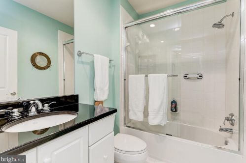 12561 Ansin Cir Dr, Rockville MD 20854-6912 exterior