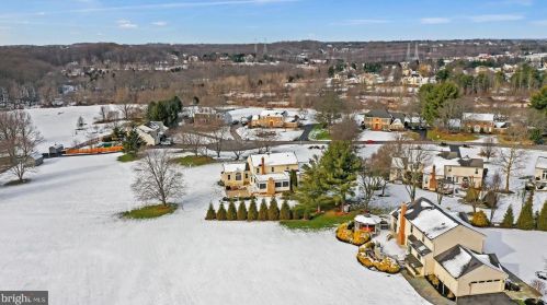 19840 Meredith Dr, Rockville MD 20855-2426 exterior