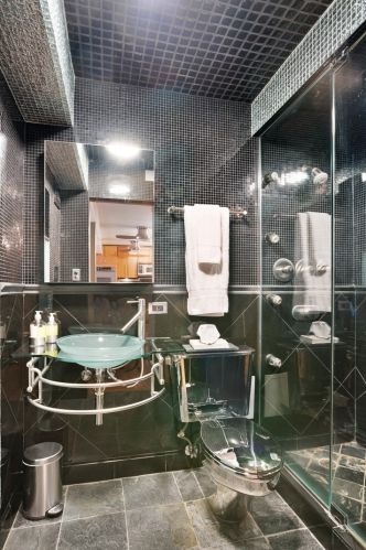 230 Ontario St, Chicago IL 60611-3605 exterior