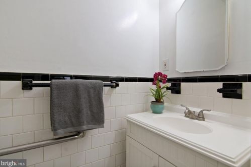 6662 Kings Hwy, Alexandria VA 22306-1506 exterior