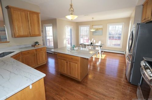 60 Berrios Hl Rd, Windsor CT 06095-1000 exterior