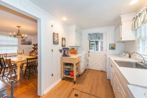 12 Schoolhouse Ln, Morristown NJ 07960-3323 exterior