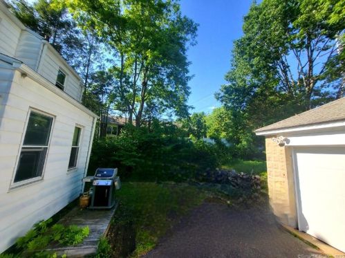 35 Oak Ave, Torrington CT 06790-6538 exterior