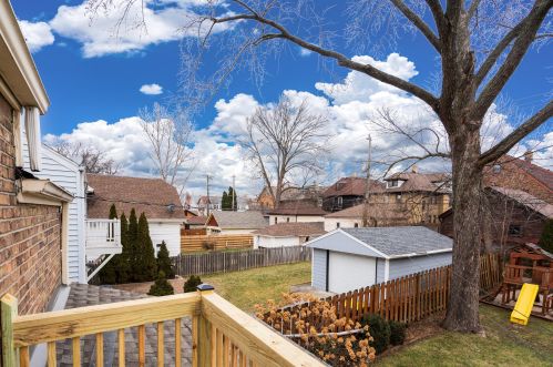 4234 Larkin St, Milwaukee WI 53211-1558 exterior