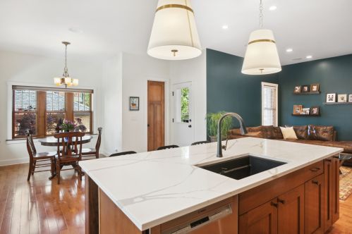 2955 Sunnyside Ave, Chicago IL 60630-3923 exterior