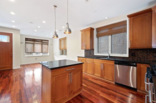 1452 Blackhawk St, Chicago IL 60610-1170 exterior