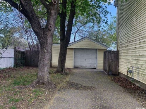 8 Cherry St, Central Islip NY  11722-4106 exterior