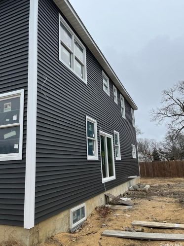 815 7th St, Babylon, NY 11704-4205