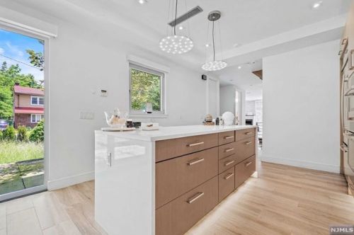 24 Casta Ln, Edgewater NJ 07020-1504 exterior