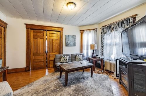 19 Parkwood St, Springfield MA 01108-2609 exterior