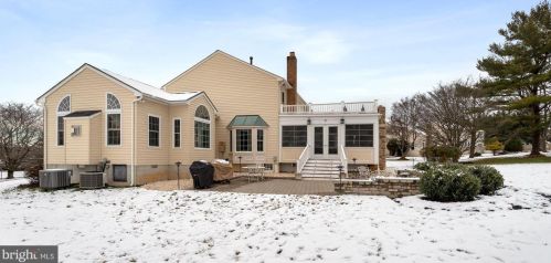 19840 Meredith Dr, Rockville MD 20855-2426 exterior