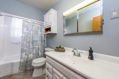 1908 Ave, Waukegan IL 60087-5112 exterior