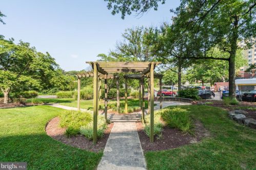 7333 New Hampshire Ave, Silver Spring MD 20912-6958 exterior