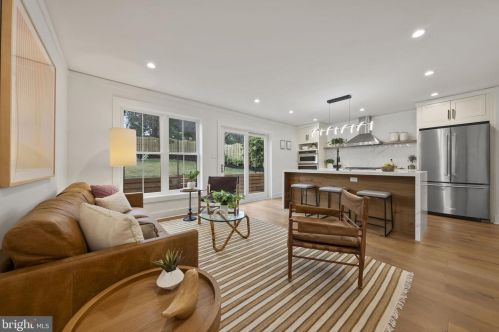 2706 Valley Dr, Alexandria VA  22302-2845 exterior