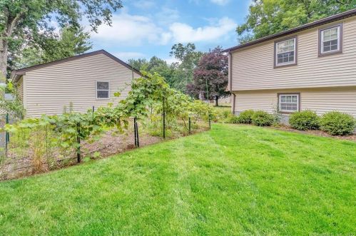 51 Pioneer Dr, Windsor CT exterior