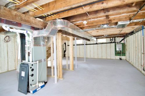 75 Rochford Cir, Springfield MA  01128-1024 exterior