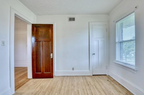 136 1 St, Milwaukee WI 53207-0014 exterior