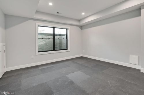 1422 Mayflower Dr, Mc Lean VA 22101-5615 exterior