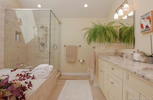 2 Deepwood Dr, Farmington CT 06032-1147 exterior