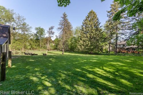 1300 Grandview Dr, Rochester MI 48306-4038 exterior