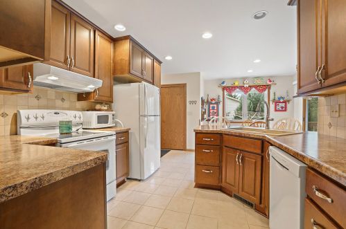 2418 Risch Ln, Manitowoc WI 54220-1190 exterior