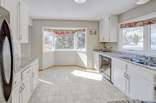 5652 Deer Trail Pt, Saint Paul, MN 55126-2750