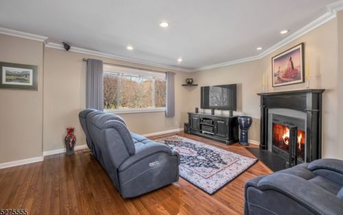 52 Metro Vista Dr, Paterson, NJ 07506-3428