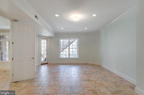 884 Alvermar Rdg Dr, Mc Lean VA 22102-1435 exterior