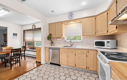 2 Furth Rd, Valley Stream NY 11581-2531 exterior