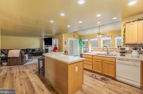 37 Louvain Dr, Hanover PA 17331-8696 exterior